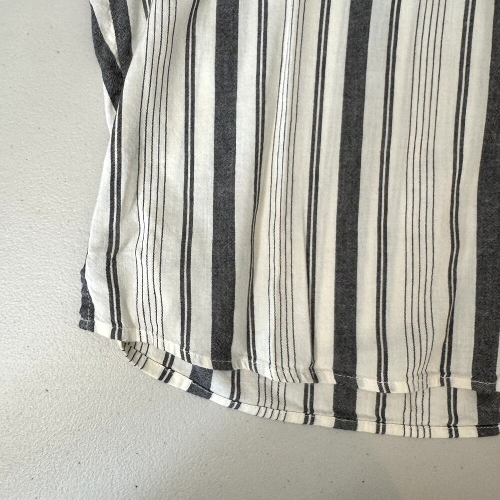 Women's Striped Ivory and Gray Boxy Short Sleeve Blouse Size Medium - Picture 6 of 6
